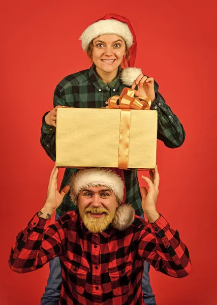Αγόρασε δώρο. Χριστουγεννιάτικη γιορτή αντρών και γυναικών. Διαδώστε αγάπη. Χριστουγεννιάτικο πάρτι. Χριστούγεννα. Δώρο. Αγάπη και φροντίδα. Έκπληξη για σύζυγο. Δώρο για όλη την οικογένεια. Οικογενειακά ψώνια — Φωτογραφία Αρχείου