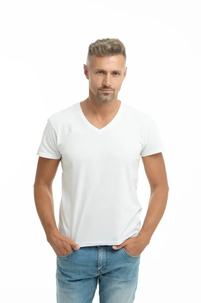 Hé, jongen. Kerel geïsoleerd op wit. Knappe man in wit T-shirt. Ongeschoren man houdt handen in zakken — Stockfoto