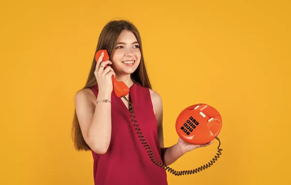 Γεια σας. Όμορφο παιδί στο στούντιο. κλήση σε vintage παιδί τηλέφωνο έχει συνομιλία. — Φωτογραφία Αρχείου