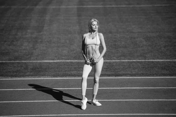 Låt oss hoppa. idrott och fitness. hälsosam livsstil. träning på utomhusstadion. fysisk träning. — Stockfoto