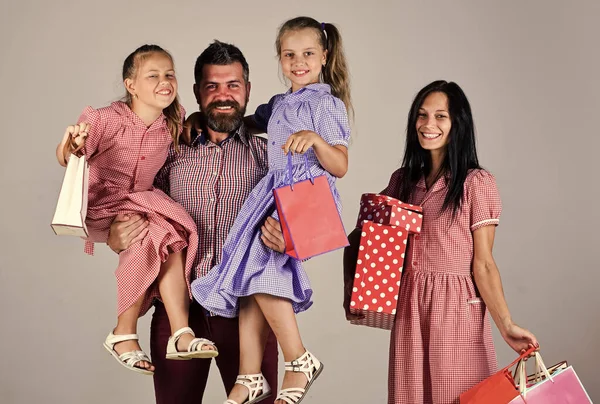Szczęśliwa rodzina trzymać prezenty wakacyjne, zakupy — Zdjęcie stockowe