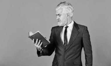 Öğretmen konuşmacı. Akıllı bir gelecek yaratmak için icat. İşletme okulu eğitimi. Ciddi bir iş adamı kitabı tutuyor. Olgun adam kitap okuyor. Çalışmaya devam. Yetişkinler için eğitim. Kişisel eğitim