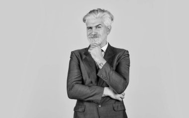 Sakallı hippi işadamı. İş için hizmet. İşe başla. Strateji etkili bir başlangıç. İş danışmanlığı. Olgun bir adam sakal ve saç boyadı. Berber dükkanı kuaför salonu. Senin için çözüm.