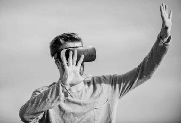 Annyira valóságos. férfi valóság. Olyan modernnek tűnik. Macsó férfi visel vezeték nélküli VR szemüveget... srác virtuális valóság szemüveg. saját vállalkozást alapítani. Digitális jövő és innováció. szexi férfi ég háttér vr szemüveg — Stock Fotó