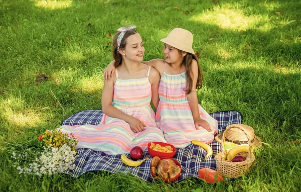 Amuse toi bien. Petites filles amis pique-nique d'été avec de la nourriture saine — Photo