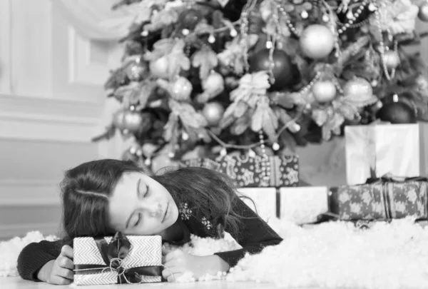 Sognando il suo sogno di Natale. La bambina dorme all'albero di Natale. Vigilia di Natale. Il giorno della boxe. Regali e regali di Capodanno. La stagione delle vacanze è qui — Foto Stock