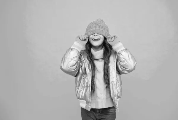Drôle d'enfant en argent veste gonflante et tricot se réchauffer en hiver prêt pour l'activité pendant les vacances, en s'amusant — Photo