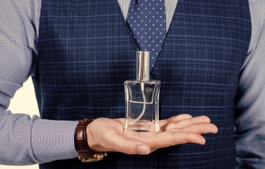 Erkekler için kolonya. Parfüm dükkanı asistanı ürün sunuyor. Erkek parfümü ve parfüm