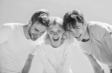 Birliktelikteki mutluluk. Mutluluğa açık fikirli. Bana bak. Tasasız gençlik birlikte takılır. Tapılası bir şey. Mutluluk. Gruptakiler heyecanlı görünüyor. Kadın ve erkek mutlu bir arka plan