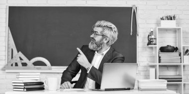 Web geliştirme programı. Çevrimiçi kurs uygula. Belirli kurslar seçiliyor. Öğretmen dizüstü bilgisayarı programlıyor. Programlama dilini öğren. Yakışıklı adam modern teknolojiyi kullanıyor. Dijital teknoloji