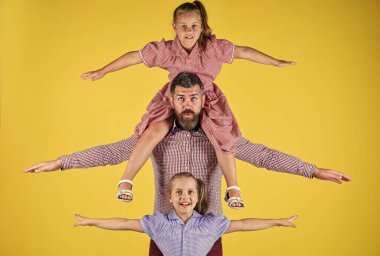 Birlikte uçalım. Sevgili babalarıyla iki kız. Birlikte eğleniyoruz. Mutluluk. Babalar günün kutlu olsun. Aile tatili. Kızları olan bir baba. Sevgi ve güven. Babam ve kızları.