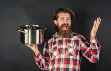 Havalı saç stili olan şık sakallı adam. Kareli gömlek tutacağı, restoran.