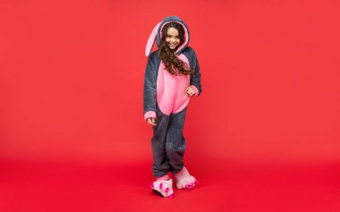 Tatlı rüyalar. Rahat bir pijama ya da bornoz. Genç kız kendini rahat hissediyor..