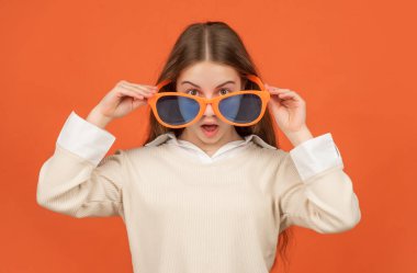 Parti gözlüklü hayret bir çocuk. Moda aksesuarı. Deliriyor. çocukluk mutluluğu.