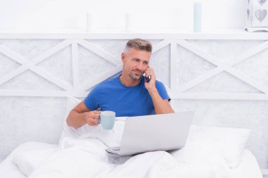 Cep telefonu konuşuyor. Sabah mutlu bir adam cep telefonuyla konuşur. Telefonum var.