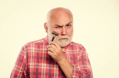 Büyüyen sakal. Berber dükkanı konsepti. Berber antika ekipmanları. Berber salonu. Keskin bir bıçak. Pürüzsüz, temiz ten. Sakallı yakışıklı berber dikkatli bir şekilde sakal tıraşı yapar. Sakal tıraşı.