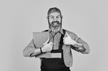 Kontrol listesi. Kontrol konsepti. Belgeli kurye. Waybill ya da teslimat notu. Teslimat servisi. Sakallı bir dükkancı. Mal tedarikçisi. Kaputtaki teslimatçı pano tutuyor. Bilgi arıyor.