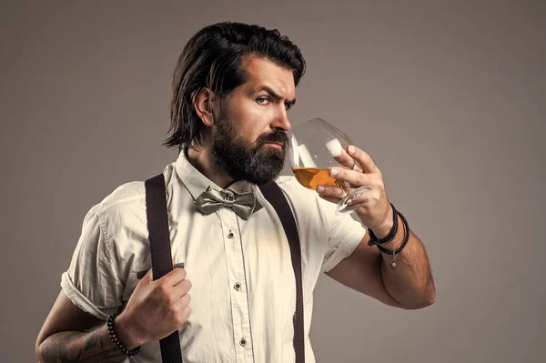 Με αυτοπεποίθηση γενειοφόρος άνδρας πίνοντας κονιάκ από γυαλί, αλκοολικός — Φωτογραφία Αρχείου