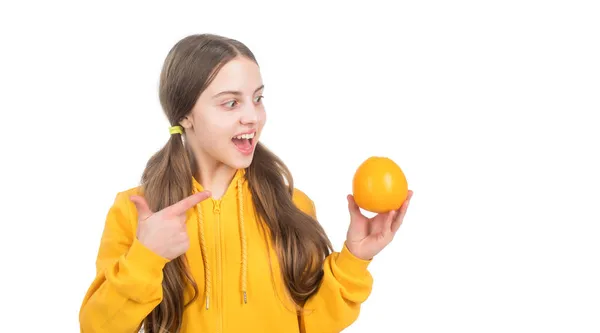 Κορίτσι δείχνοντας το δάχτυλο σε εσπεριδοειδή πορτοκαλί φρούτα γεμάτο βιταμίνες που απομονώνονται σε λευκό χώρο αντίγραφο, ανοσία. — Φωτογραφία Αρχείου