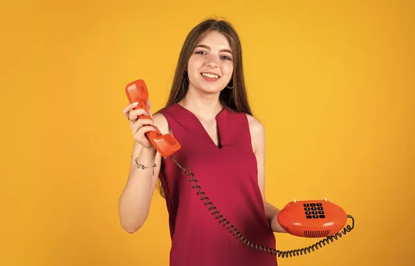Κομψό κορίτσι παιδί μιλώντας σε vintage τηλέφωνο, συνομιλία — Φωτογραφία Αρχείου
