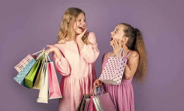 Conversa. comprar compra na loja. crianças compradoras. infância feliz. xarope de sódio. — Fotografia de Stock