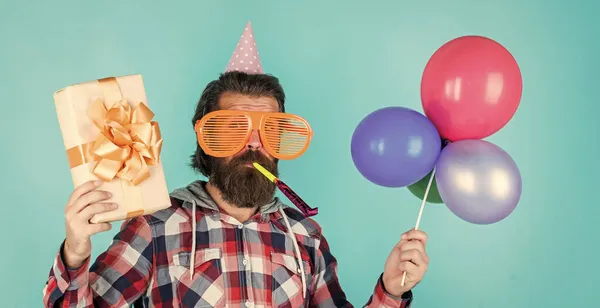 Hipster masculino con pelo peinado de moda y barba celebrar globos de fiesta y caja, sorpresa — Foto de Stock