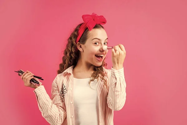 Blozen of oogschaduwen. Perfecte toon. Cosmetische salon. Tiener mode. Breng cosmetica aan. Gelukkig meisje met haarband houden borstels voor make-up. Make-up concept. Cosmetica voor de jonge huid. Verberg onvolkomenheden — Stockfoto