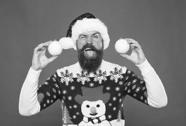 Noel Baba sakallı adam mutlu yıllar ve mutlu noeller diliyor. Noel partisini kutlamaya hazır Noel hediyeleri ve süslemelerle dolu, yeni yıl eğlencesi ile. — Stok fotoğraf