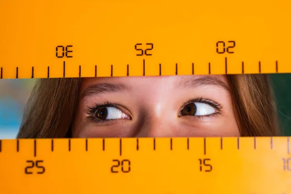 Olhos de menina segurar régua ferramenta de medição, medida — Fotografia de Stock