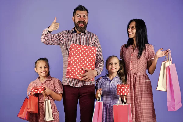 Familia feliz ir de compras. tener unas felices fiestas. madre padre e hijos se preparan para la celebración. gran venta comenzar. concepto de viernes negro. paquetes y regalos de bodega familiar —  Fotos de Stock