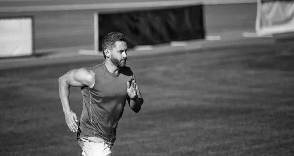 Vastbesloten om te winnen. sport atleet lopen snel om te winnen. succesvolle fitnesssprinter. coach op stadionrenbaan. uithoudingsvermogen en uithoudingsvermogen. Renner op de renbaan. uitdaging en concurrentie. marathonsnelheid — Stockfoto