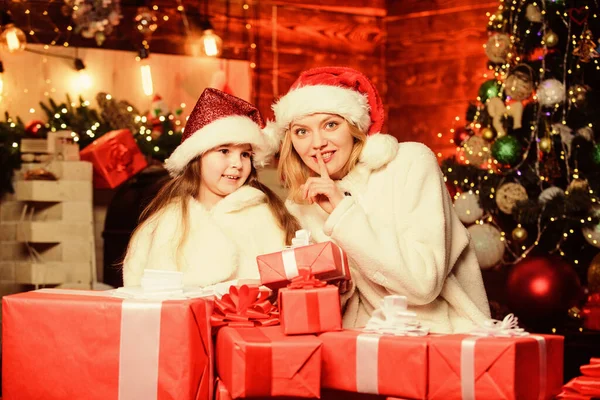 İnternetten hediye bul. Annesi Noel Baba şapkalı küçük bir kız çocuğu. Xmas hediye kutuları. Hediyeni aç. Mutlu noeller. Anne ve kızı tatilleri sever. Kış alışverişi. Mutlu aile yeni yılı kutluyor. — Stok fotoğraf
