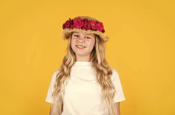 Natuurlijke schoonheid. Vrolijk kind in zomerkleren. Spring kid mode. meisje met roos bloemen. — Stockfoto