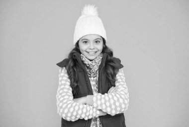 Mutlu yüzlü çocuk mutluluğu hisset ve kutlamaya hazır ol Noel ve yeni yıl tatili, soğuk sezon