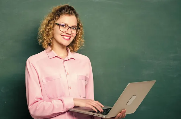 Aprende de forma fácil. educação online. Escola de negócios. tecnologia moderna. menina na escola moderna. Professora no quadro negro. Conceito de e-learning. Educação via Internet. estudante feliz com laptop — Fotografia de Stock