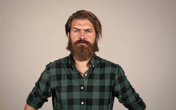 Hipster maturo con barba. brutale hipster caucasico con i baffi. cura barbiere maschile. Uomo barbuto. uomo sicuro di sé e bello brutale. cura del viso — Foto Stock