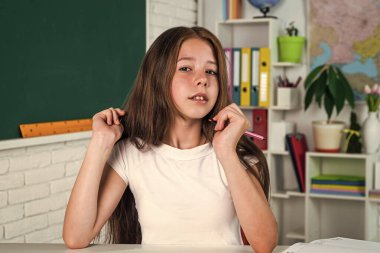 Çevrimiçi eğitim konsepti sırasında ev ödevi okuyan şık bir öğrenci, iyi çalış.