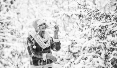 Mutlu kız dışarıda eğleniyor. Noel zamanı. Kış kıyafeti. Kadınlar kalın aksesuarlar giyer, karlı doğada dururlar. Kış moda koleksiyonu. Kış hayranı. En sevdiğim mevsim. Karlı ormanda yürü