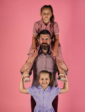 Babalar günü. Mutlu aile kavramı. Sakallı baba ve iki küçük kız. Çocuklar babalarını sever. Babayla çocuklar. Uluslararası Çocuk Günü. Mutlu çocukluk. aile değerleri