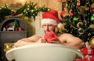 Ben de seni seviyorum. Kaslı adam küveti gevşet. Yeni yılın kutlu olsun. Erotik dilek. Cezbedici hissediyorum. Kış dekorasyonları. En iyi Noel hediyesi. Noel spa 'sı. Seksi olgun adam banyosu. kış tatili