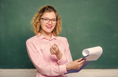 Kendine güvenen öğrenci çalışıyor. Kız öğretmen derste. Yeni okul yılı. Kız sınavlara hazırlanıyor. Belge dizini olan öğretmen. rapor projesi. Okula dönüyorum. Tahtada gözlüklü mutlu öğrenci