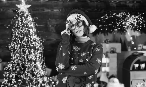 기다리고 있어요. 장식 된 집에서 크리스마스를 축하하는 행복 한 여성. 모자와 스웨터를 입은 산타 클로스의 조수. 크리스마스 휴일이야. 선물과 선물을 사는 것. 계절 쇼핑. 새해 파티에 갈 준비가 된 소녀 — 스톡 사진