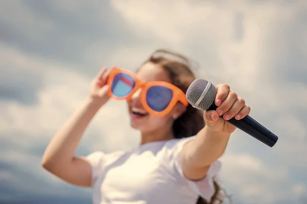 Make your voice louder. Music and life. teen girl singing song with microphone. having a party. Happy kid with microphone. Singing Songs in karaoke. Lifestyle and People Concept. selective focus — Stock Photo, Image