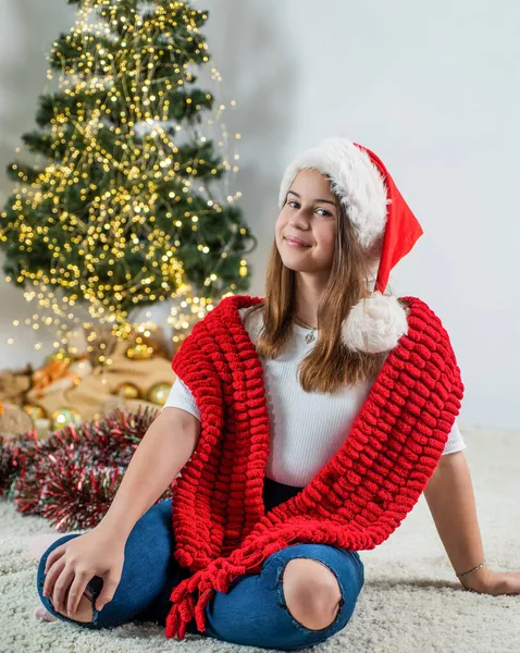 산타 클라우스 10 대 소녀는 크리스마스 분위기에 행복 한 새해를 맞으며 집에 앉아 있다 — 스톡 사진