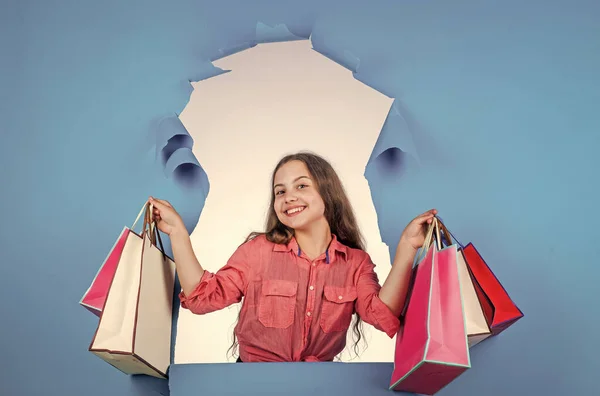 パッケージプレゼント付きのトレンディーな探している子供の女の子,ショッピング時間 — ストック写真
