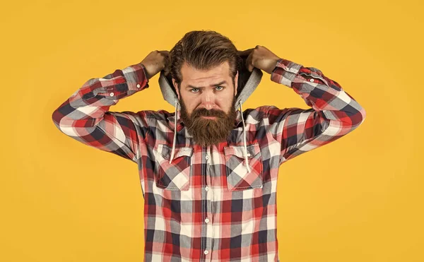 Sérieux élégant barbu gars à la mode coiffure porter chemise à carreaux, brutalité — Photo