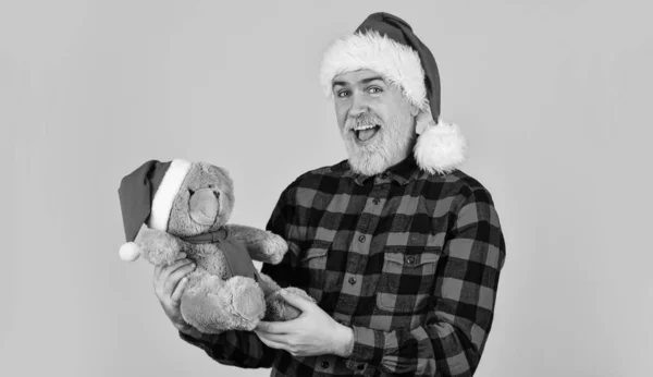 Noel Baba. Sakallı adam Noel 'i kutluyor. Çocukluktan kalma Noel anıları. Oyuncak ayılı nazik hippi. Yardımseverlik ve nezaket. Güzel sarılma. Uzun sakallı olgun bir adam. Noel ruhu — Stok fotoğraf