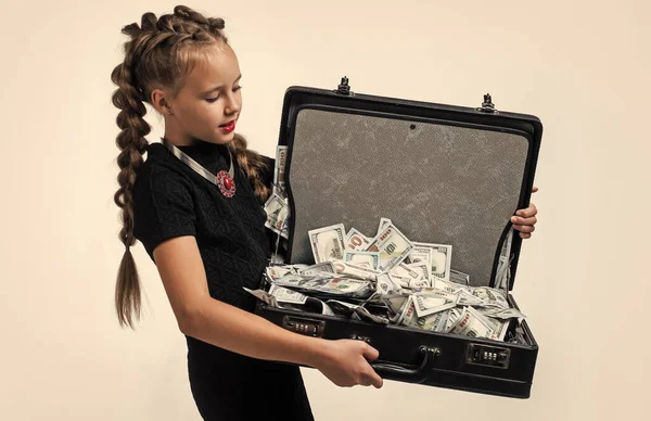 レトロなルックスのスタイリッシュな女の子は白で隔離されたスーツケースにお金の現金ドルを持っている — ストック写真