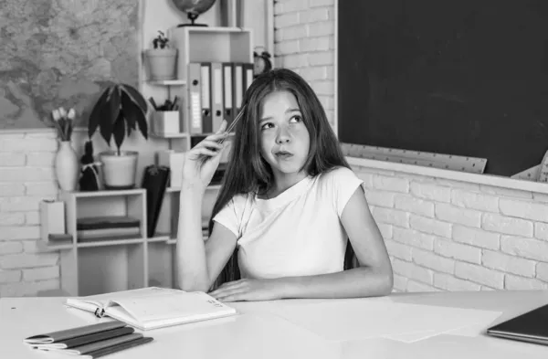 Menina em sala de aula escola com quadro-negro, educação — Fotografia de Stock