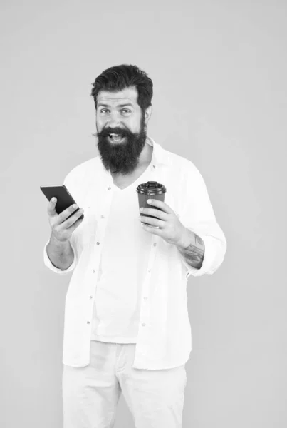 Gelukkig volwassen baard man gebruik telefoon tijdens het drinken van 's morgens koffie, mooie video call — Stockfoto